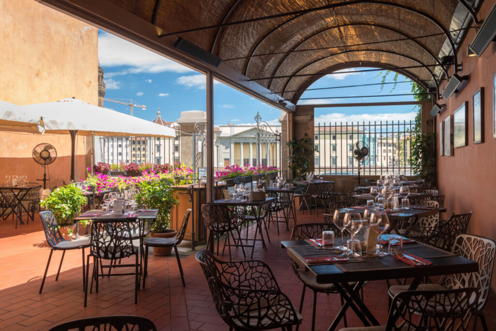 Dove mangiare dopo Piazzale Michelangelo? Scopri Lungarno 23, vicino a Ponte Vecchio: bistecca alla fiorentina, Chianina IGP e vista sull'Arno.